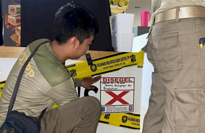 Teks foto: Satpol PP Surabaya segel Stan Es Krim/ist