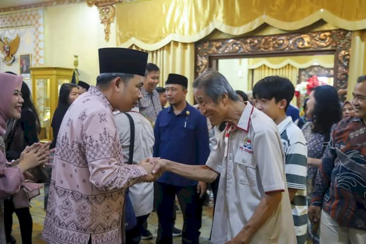 Bupati Jember Gus Fawait menyalami warga di Pendopo Wahyawibawagraha/RMOLJatim