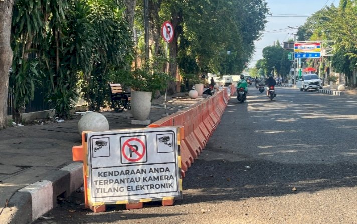 Caption : Area parkir liar di depan Mie Gacoan Jalan Suroyo Kota Probolinggo