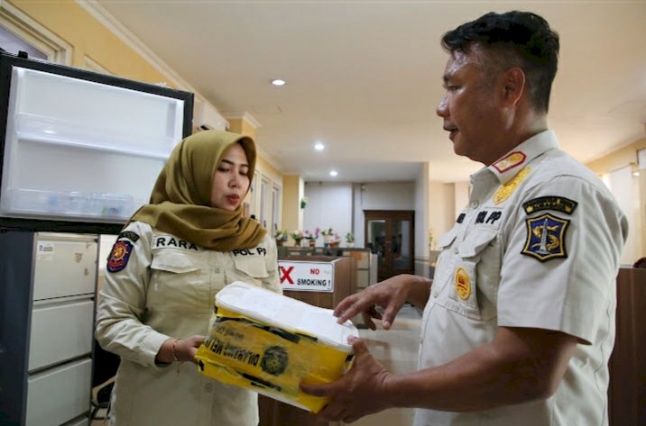 Teks foto: Fikser menunjukkan sampel es krim yang diduga mengandung alkohol kepada BPOM Surabaya/RMOLJatim