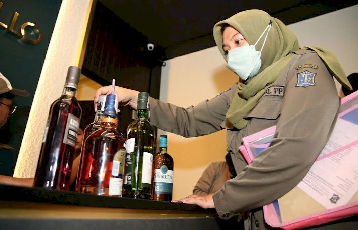 Teks foto: Satpol PP Surabaya mengamankan minhol yang tak berizin/RMOLJatim