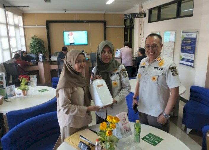 Yudhistira menyerahkan sampel es krim yang diduga mengandung alkohol kepada BPOM Surabaya/RMOLJatim