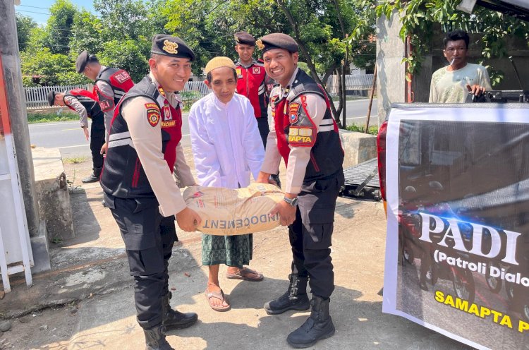 Samapta Polres Situbondo menyerahkan bantuan untuk mushala/RMOLJatim
