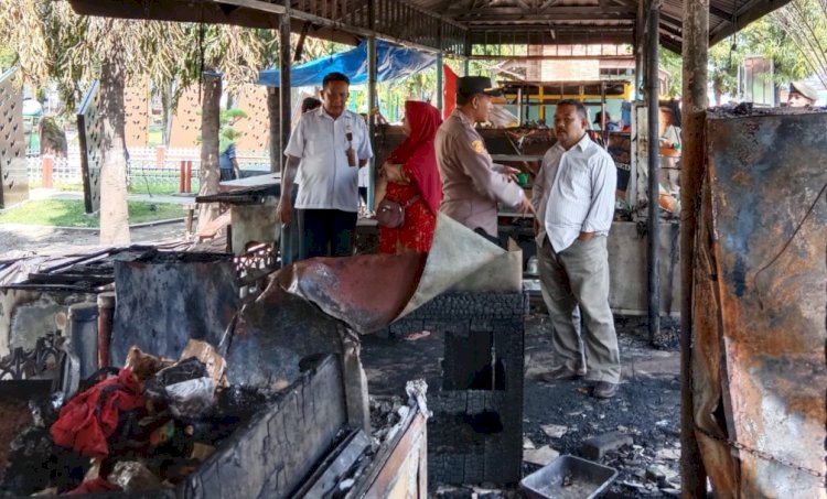 Bupati Situbondo Yusuf Rio Wahyu Prayogo dan Wakil Bupati Ulfiyah mengunjungi kios di Besuki yang terbakar/Ist