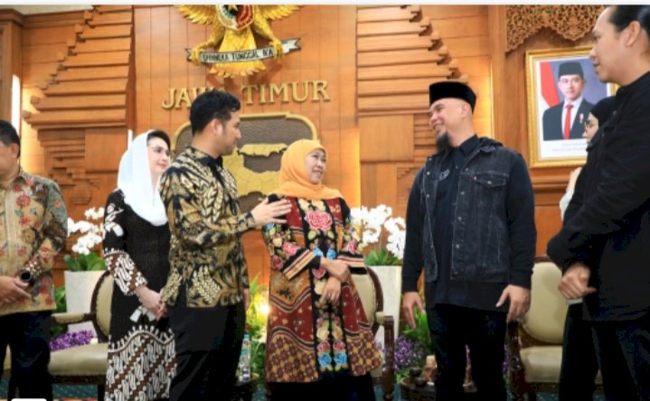 Khofifah berbincang dengan Ahmad Dhani di Gedung Grahadi/Ist