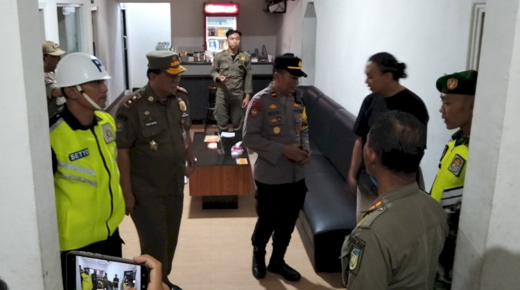 Satpol PP Kabupaten Kediri saat sosialisasi di tempat hiburan malam pada Ramadan lalu/Ist
