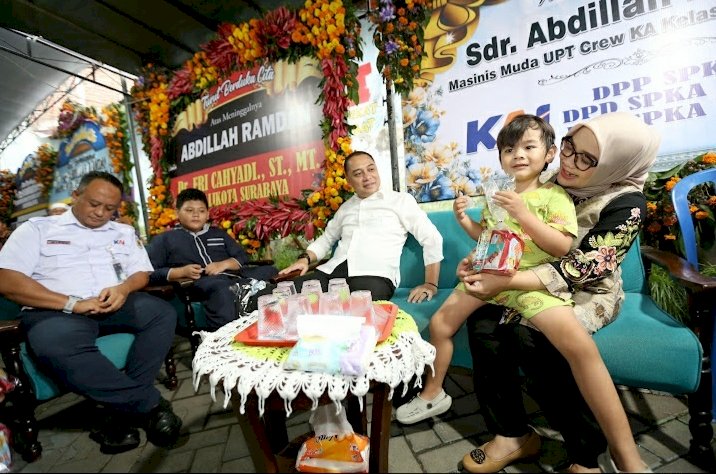 Wali Kota Eri bersama istrinya takziah ke kediaman korban kecelakaan kereta api dengan truk bermuatan kayu, Abdilah Ramdan/RMOLJatim