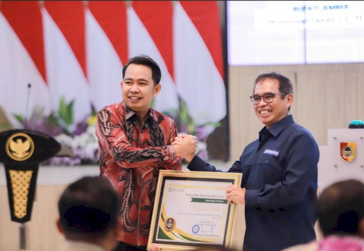 Bupati Jember, Muhammad Fawait saat melaunching UHC Prioritas bersama Dirjen Kepesertaan BPJS kesehatan, David Bangun di Pendopo Wahyawibawagraha Jember.