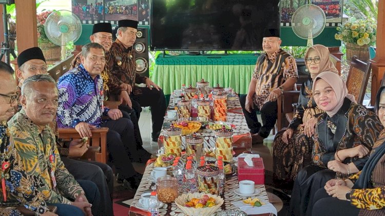 Bupati dan Wakil Bupati Madiun saat silahturahmi di kediaman Mantan Bupati Madiun 2 periode H Muhtarom
