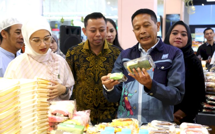 Wali Kota Malang, Wahyu Hidayat (kanan) meninjau produk UMKM/Ist
