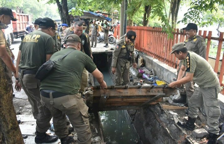 Teks foto: Satpol PP Surabaya menertibkan bangunan milik PKL/RMOLJatim