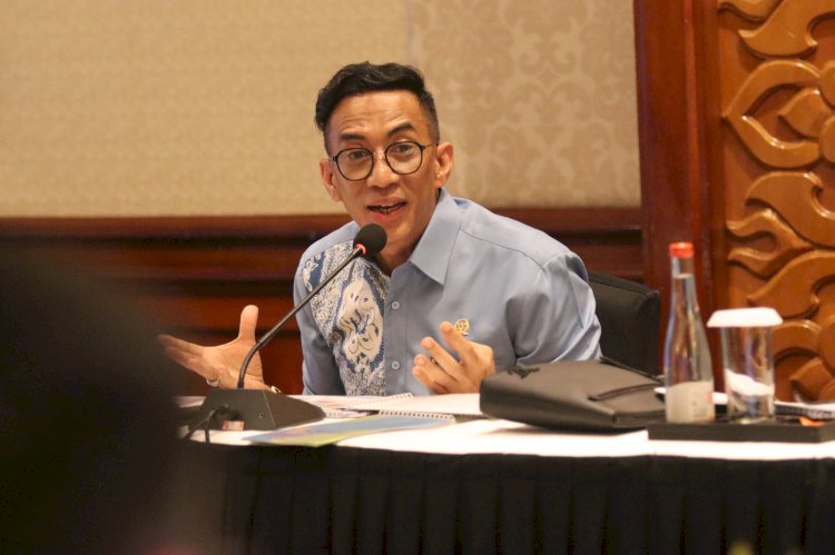 Anggota Komisi XI DPR RI, Ahmad Rizki Sadig menyoroti penghapusan kredit macet bagi Usaha Mikro Kecil 