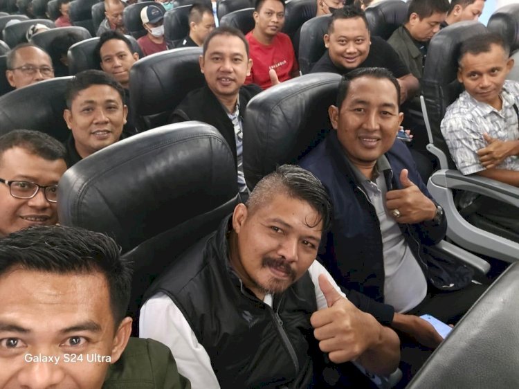 Poto - Tim Balad Grup saat di pesawat menuju Jakarta/ist