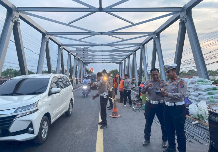 Polisi bersiaga di Jembatan Pajarakan Probolinggo/Ist
