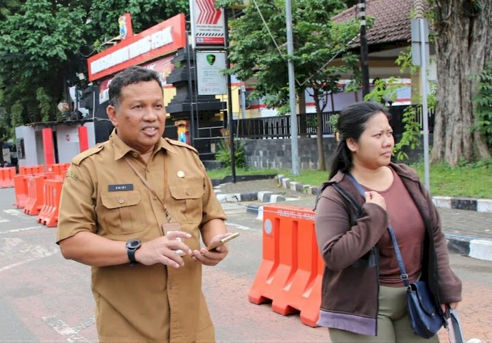 Achmad Zaini mendampingi pekerja asal Pare keluar dari Polres Pelabuhan Tanjung Perak usai melaporkan kasus penahanan ijazah/RMOLJatim