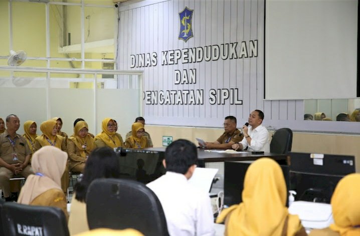 Wali Kota Eri rapat koordinasi bersama ASN Dispendukcapil Kota Surabaya/RMOLJatim