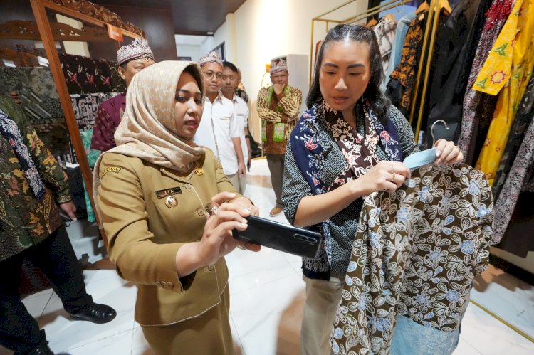 Wali Kota Mojokerto Ika Puspitasari saat mendampingi Komisi VII DPR RI di Sentra IKM Batik Maja Barama Wastra  /ist   