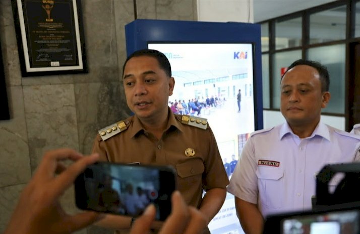 Wali Kota Eri saat mengunjungi PT KAI Daop 8 Surabaya/RMOLJatim