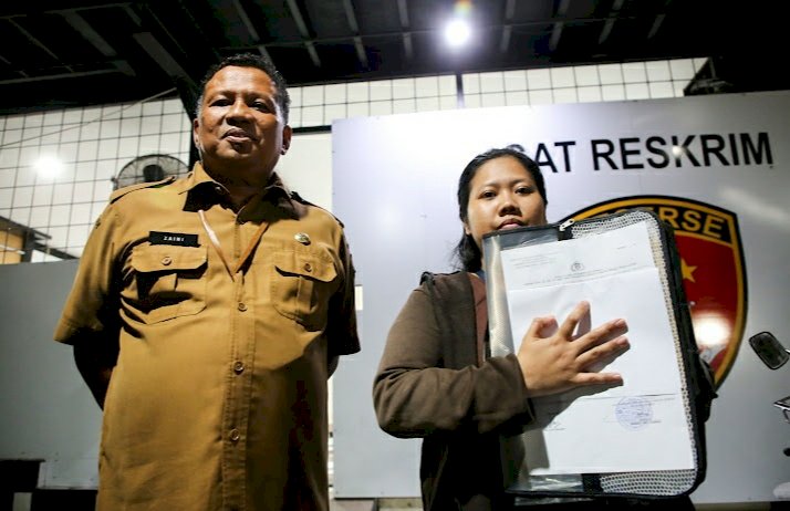 Teks foto: Achmad Zaini mendampingi Nila melapor ke Polres Tanjung Perak/RMOLJatim