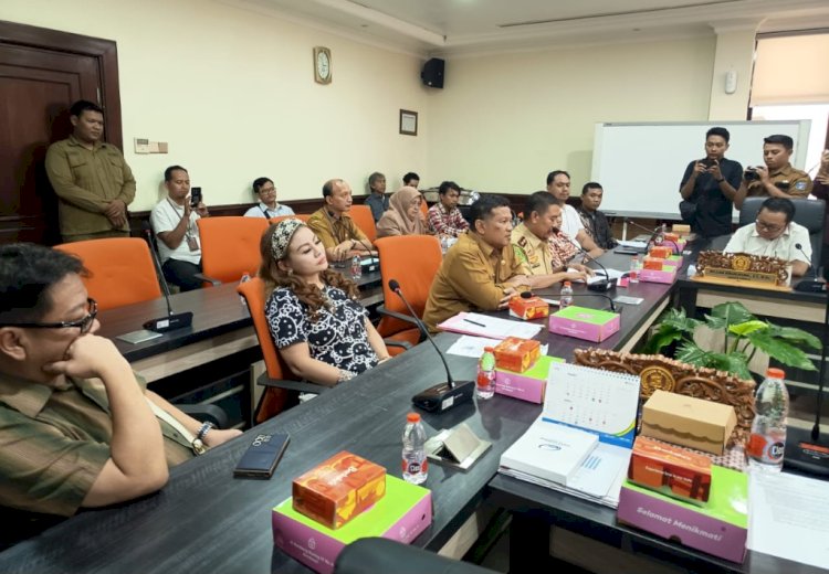Kepala Bidang Pengawasan dan K3 Disnakertrans Jawa Timur, Tri Widodo, saat hearing di Komisi B DPRD Surabaya/RMOLJatim