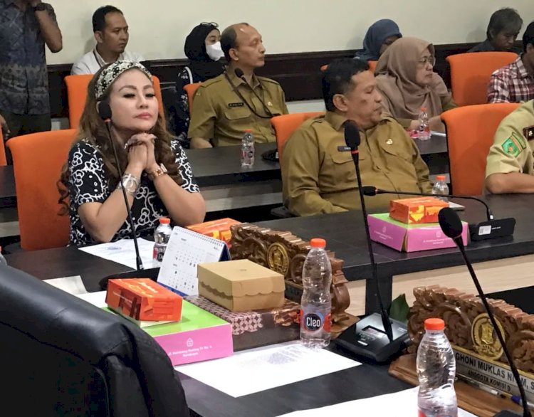Diana pemilik CV Sentosa Seal saat hearing dengan Komisi D DPRD Surabaya/RMOLJatim