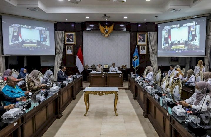 Tim verifikasi STBM 5 Pilar Provinsi Jawa Timur di Ruang Kerja Walikota Surabaya/ist