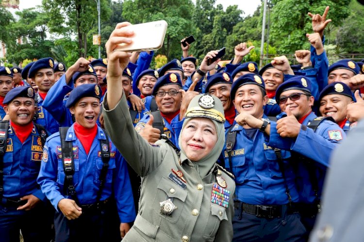 Khofifah saat Apel Gabungan Satpol PP, Linmas, dan Damkar/Ist