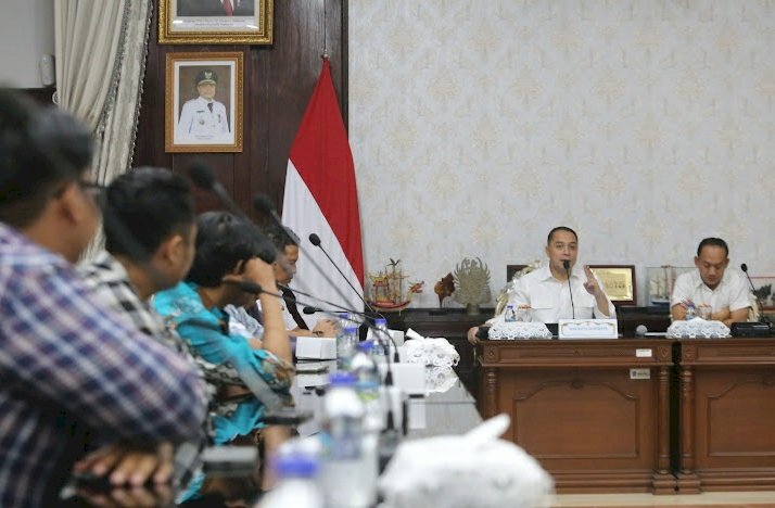Wali Kota Eri Cahyadi menerima karyawan yang ijazahnya ditahan perusahaan/RMOLJatim