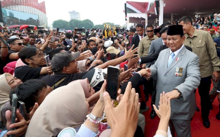 Warga antusias menyambut Prabowo Subianto keluar usai menghadiri acara HUT ke-79 TNI yang digelar di Monumen Nasional, Jakarta Pusat, Sabtu 5 Oktober 2024.