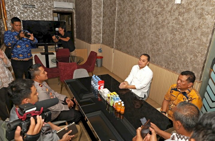 Teks foto: Wali Kota Eri bersama Achmad Zaini di Polres Tanjung Perak/RMOLJatim