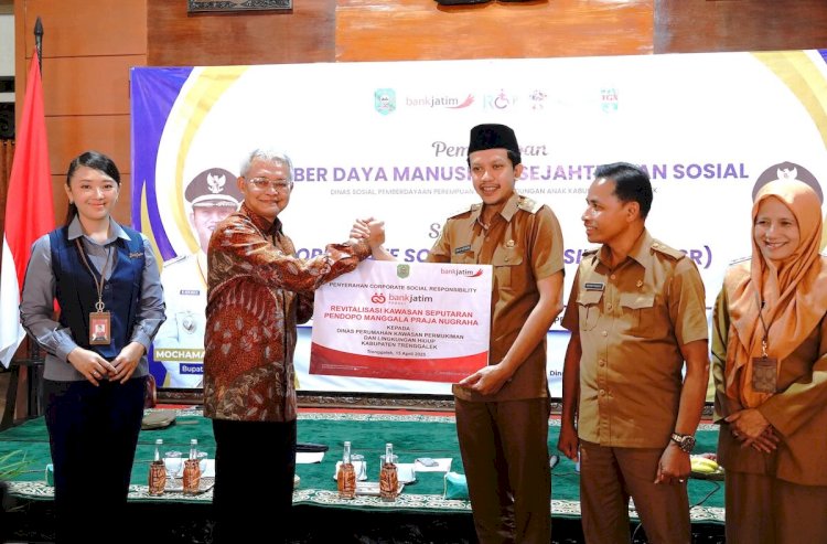 Penyerahan CSR Bank Jatim kepada Kepala Daerah Trenggalek.