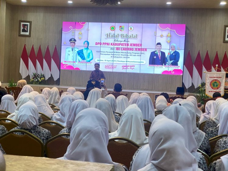 Bupati Jember, Muhammad Fawait saat memberikan sambutan dalam acara halal bihalal di pendopo Wahyawibawagraha Jember.