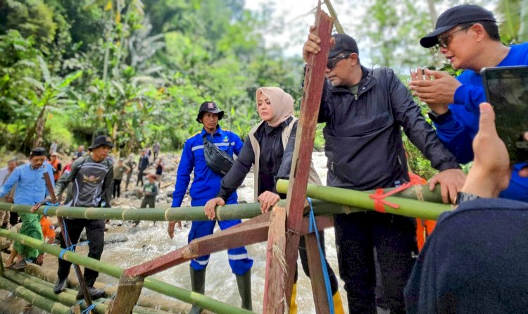 Anggota DPRD Kabupaten Probolinggo, Intan Cahya (berjilbab) saat bersama Bupati Probolinggo Gus Haris ketika mengecek dampak banjir beberapa waktu yang lalu. /RMOL Jatim    