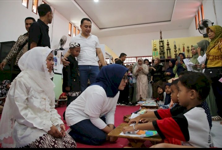 Teks foto: Wali Kota Eri bersama istri/RMOLJatim
