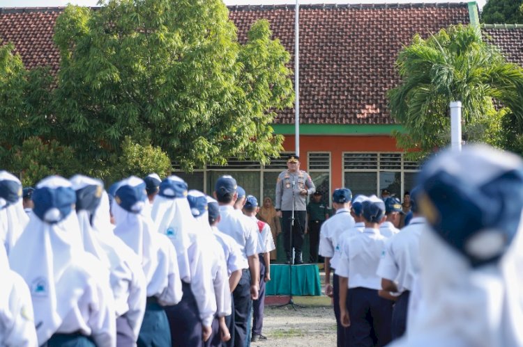 Kapolres Jombang memimpin upacara di SMP Negeri Plandaan/Ist