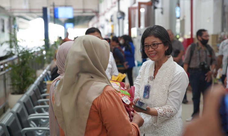 Karyawan PT KAI Daop 7 Madiun membagikan buket bumbu dapur ke pelanggan KA perempuan dalam rangka peringati Hari Kartini/ist