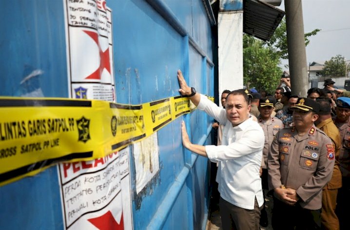 Teks foto: Wali Kota Eri segel Gudang Sentoso Seal/RMOLJatim