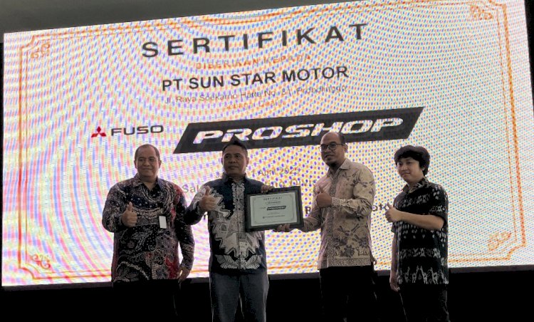 PT. Sun Star Motor menerima Sertifikat Penghargaan Proshop di depan para konsumen/RMOLJatim