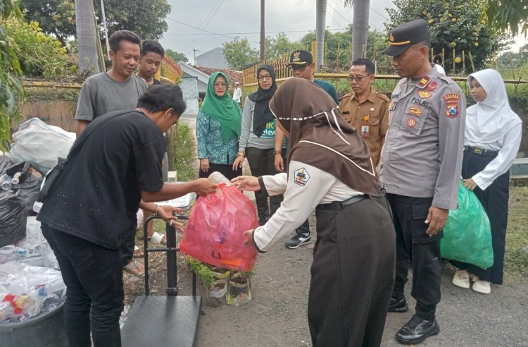 Siswa sekolah di Situbondo saat menukarkan botol plastik dengan bibit tanaman/RMOLJatim