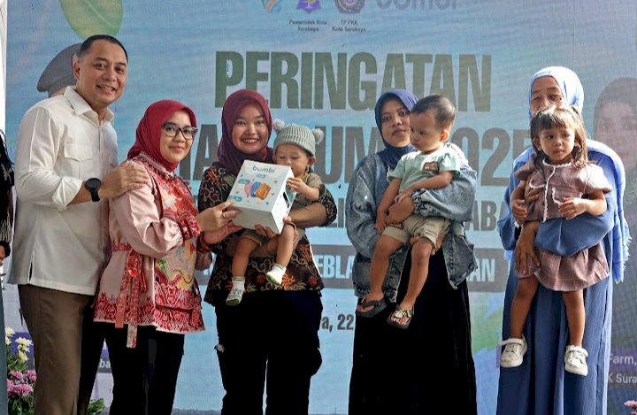 Wali Kota Eri Cahyadi di acara edukasi sekaligus sosialisasi pengelolaan popok bayi dan pembalut sekali pakai di Kampung Geblak Jambangan, Jalan Jambangan Gang X Surabaya/RMOLJatim