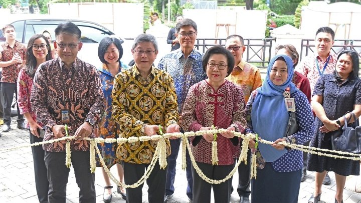 ki-ka) Farid Efendi: Kepala Divisi SPPURMI Kantor Perwakilan Bank Indonesia Provinsi Jawa Timur, Henry Koenaifi : Direktur Utama Bank INA, Inawaty Handojo : Komisaris Utama Independen Bank INA, Sofa Nurdianah Istiqomah: Deputi Direktor Pengawasan Lembaga Jawa dalam peresmian Kantor Cabang Bank INA Galaxy Surabaya