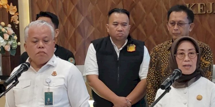 Kapuspenkum Harli Siregar dan Ketua Dewan Pers, Ninik Rahayu di Kejagung, Jakarta Selatan, Selasa, 22 April 2025