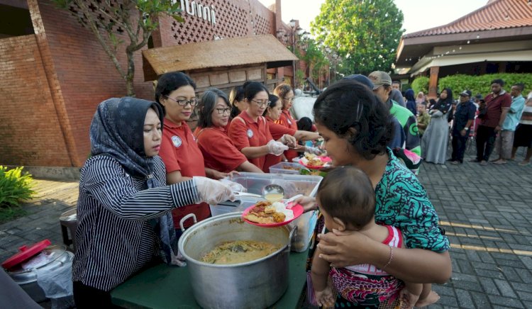 Wali Kota Mojokerto Ika Puspitasari bersama Sahabat Sosial Berbagi (SSB) melayani sarapan/Ist