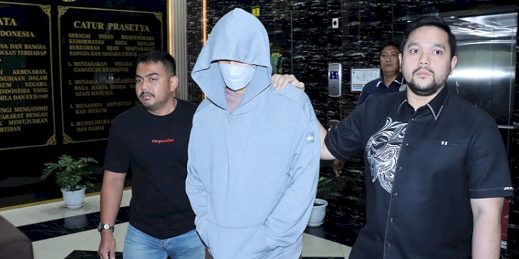 Aktor sekaligus musisi Fachri Albar usai menjalani serangkaian pemeriksaan kesehatan di BidDokkes Polres Metro Jakarta Barat pada Rabu, 23 April 2025/Humas Polres Metro Jakbar