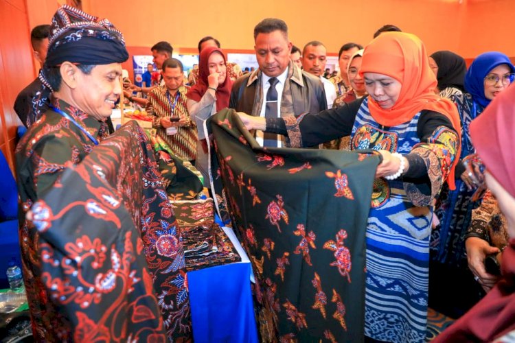 Gubernur Jati Khofifah Indar Parawansa. Gubernur Maluku Hendrik Lewerissa dan Wagub Maluku Abdullah Vanath saat menghadiri acara Misi Dagang dan Investasi yang digelar di The Natsepa Resort & Conference Center, Maluku Tengah.
