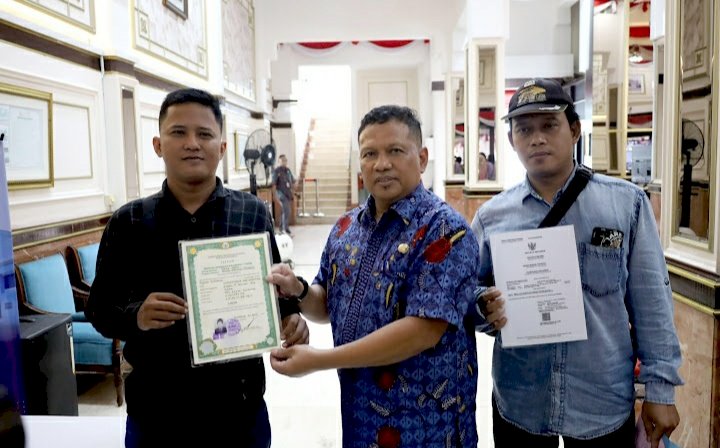 Achmad Zaini memberikan ijazah yang ditahan perusahaan swasta/RMOLJatim