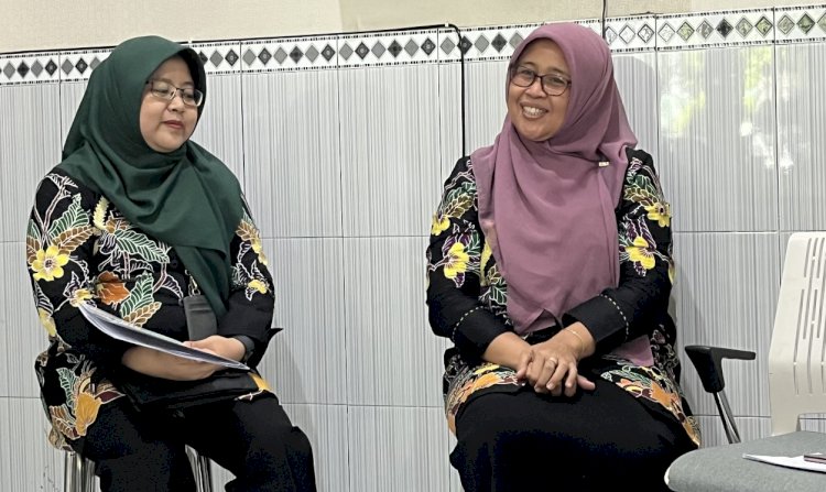 Kadinkes Kota Probolinggo dr Nurul Hasanah Hidayati bersama staff/RMOLJatim