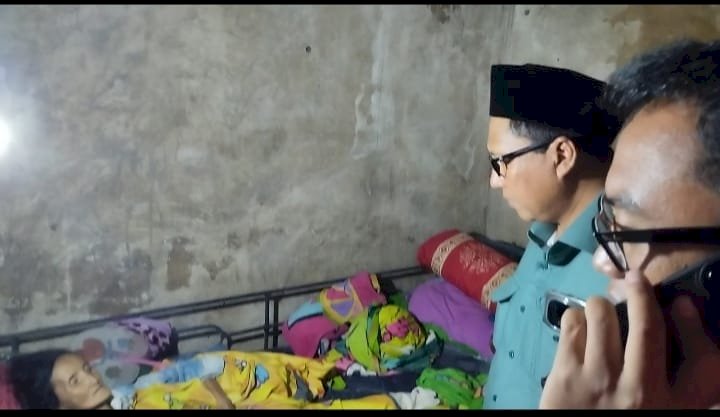 Anggota Komisi D DPRD Jember, Mufid saat menjenguk JR/Ist