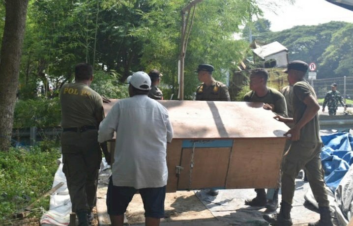 Teks foto: Satpol PP Surabaya menertibkan PKL di Kaki Jembatan Suramadu/RMOLJatim