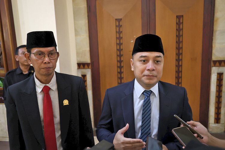 Ketua DPRD Kota Surabaya, Adi Sutarwijono dan Walikota Surabaya, Eri Cahyadi 